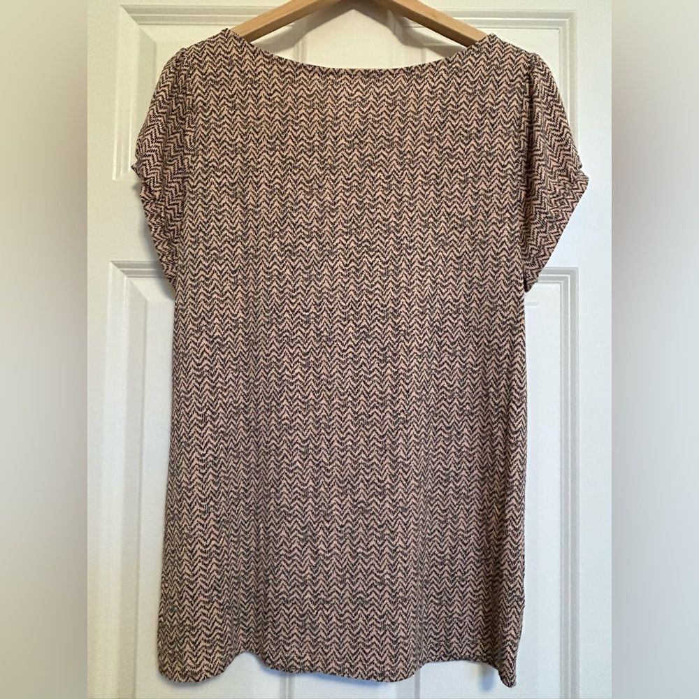 LOFT Short Sleeve Patterned Top Size Large Black‎ Pink Chevron Patterned Stretch - Picture 2 of 9